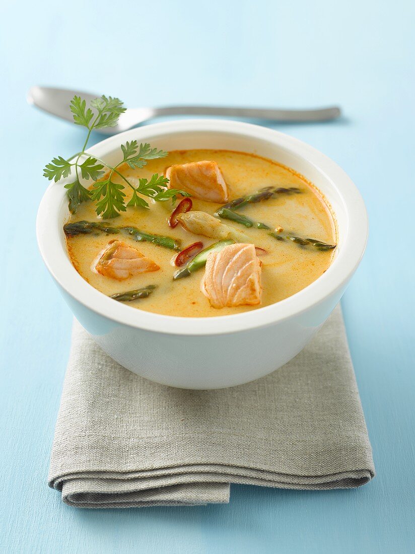 Rote Currysuppe mit Lachs und Spargel