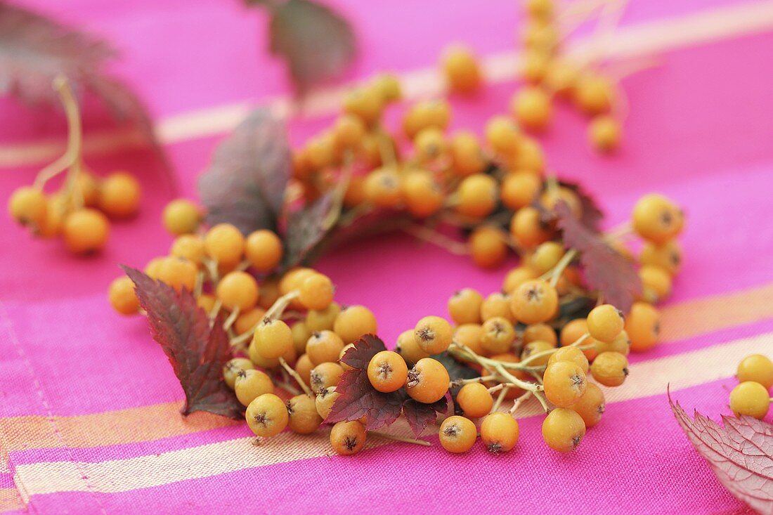 Kränzchen von Vogelbeeren mit Blättern