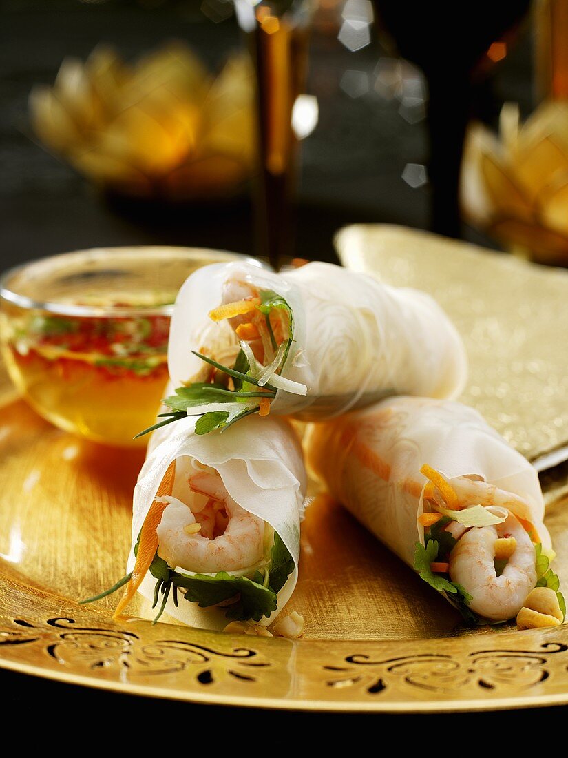 Rice paper rolls filled with shrimps and vegetables