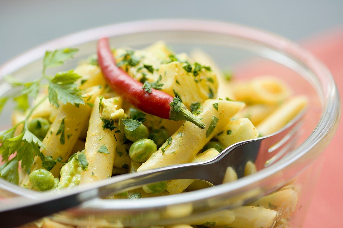 Nudelsalat mit Curry und Erbsen