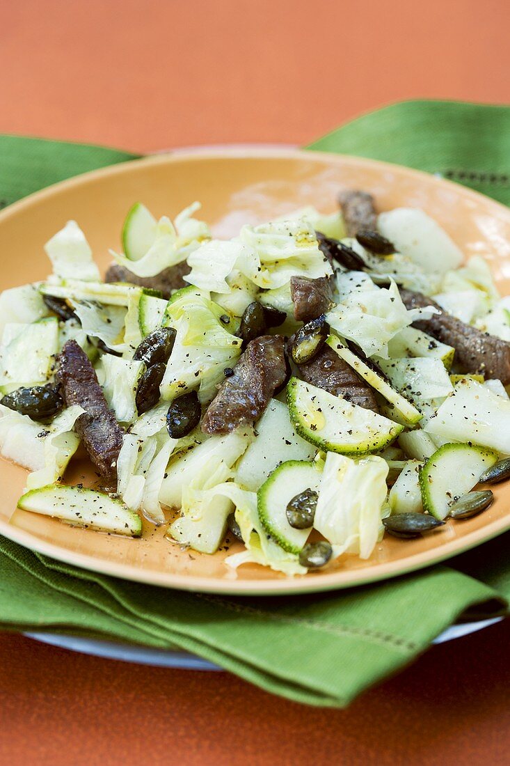 Eisbergsalat mit Rinderfilet und Kürbiskernen