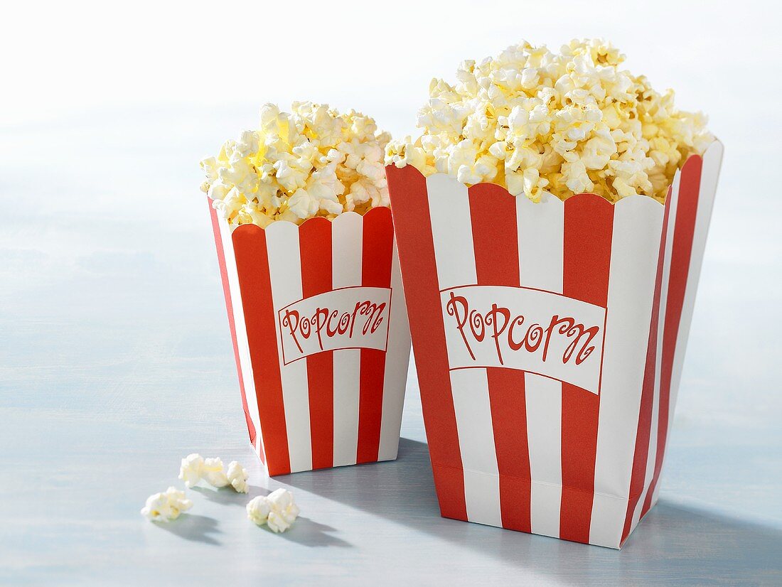 Zwei Tüten Popcorn