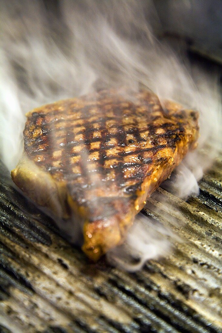 Ein Steak in der Grillpfanne braten