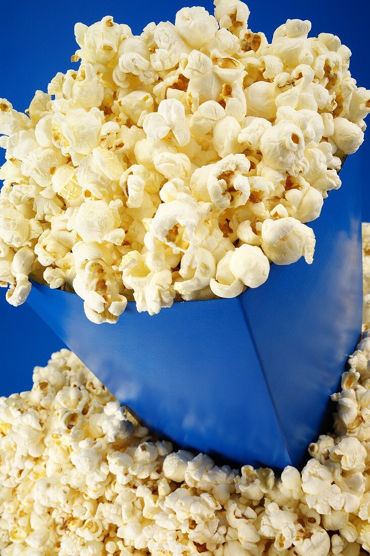 Popcorn in blauer Tüte