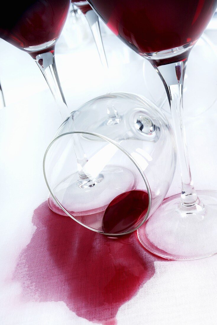 Ein umgekipptes Rotweinglas