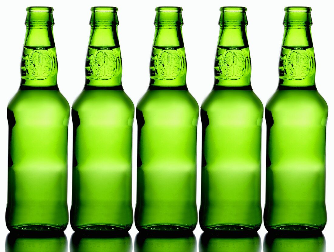 Fünf grüne Bierflaschen