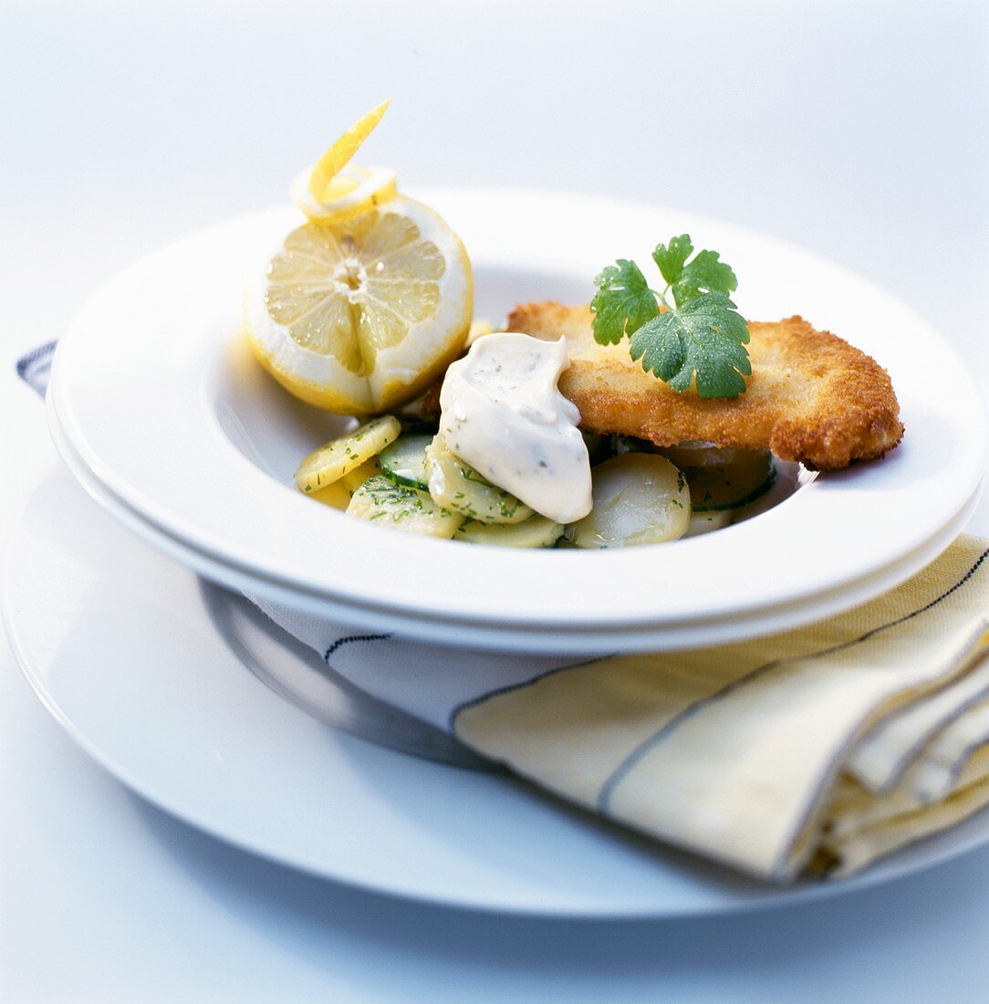 Paniertes Rotbarschfilet mit Kartoffelsalat