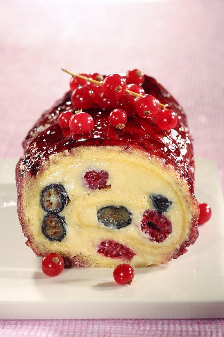 Biskuitrolle mit Waldbeeren