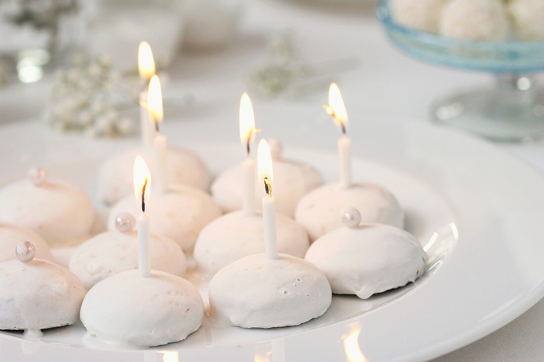 Kleine Pfeffernüsse mit Kerzen zum 'Schneeball-Fest'