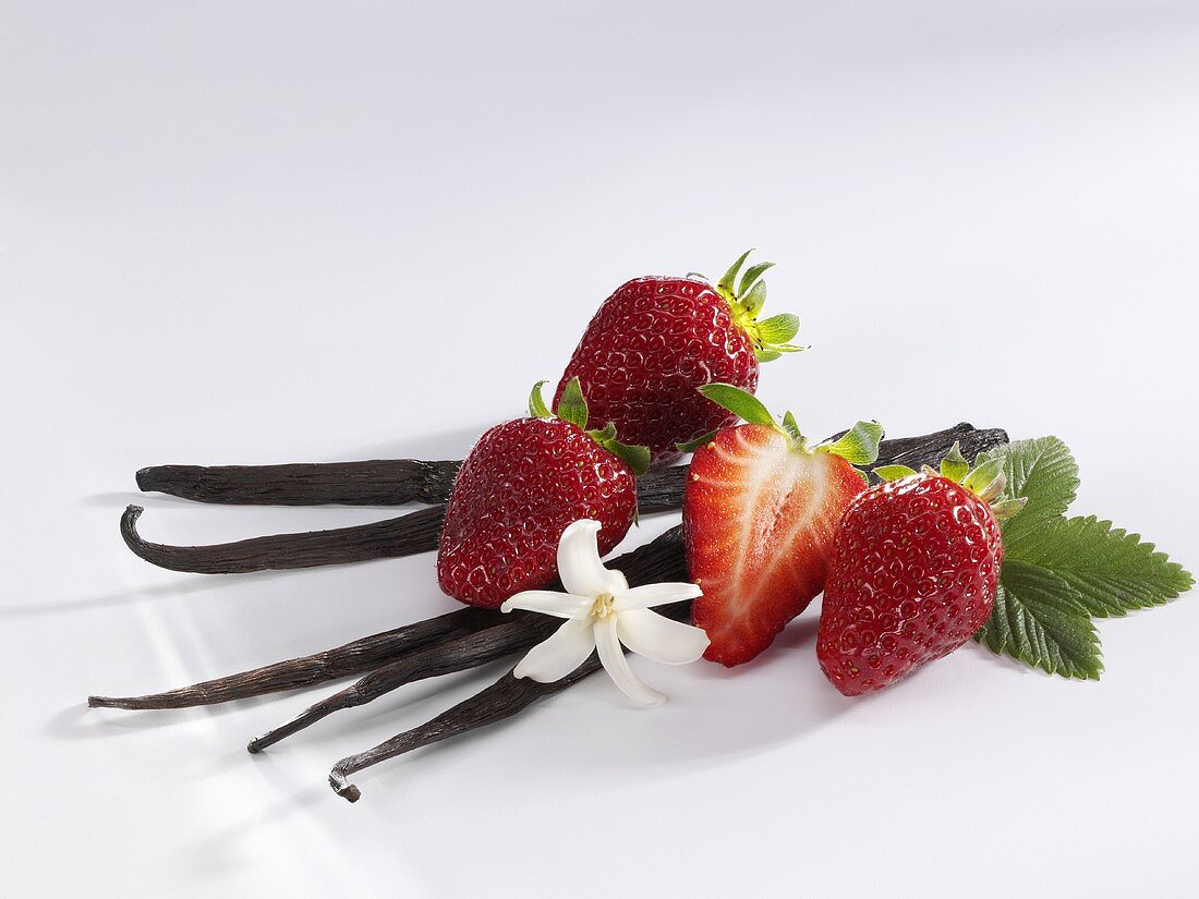 Vanilla pods and strawberries