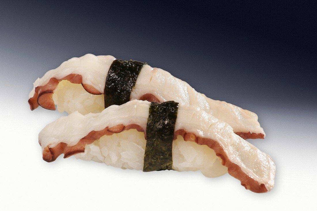 Zwei Nigiri-Sushi mit Oktopus