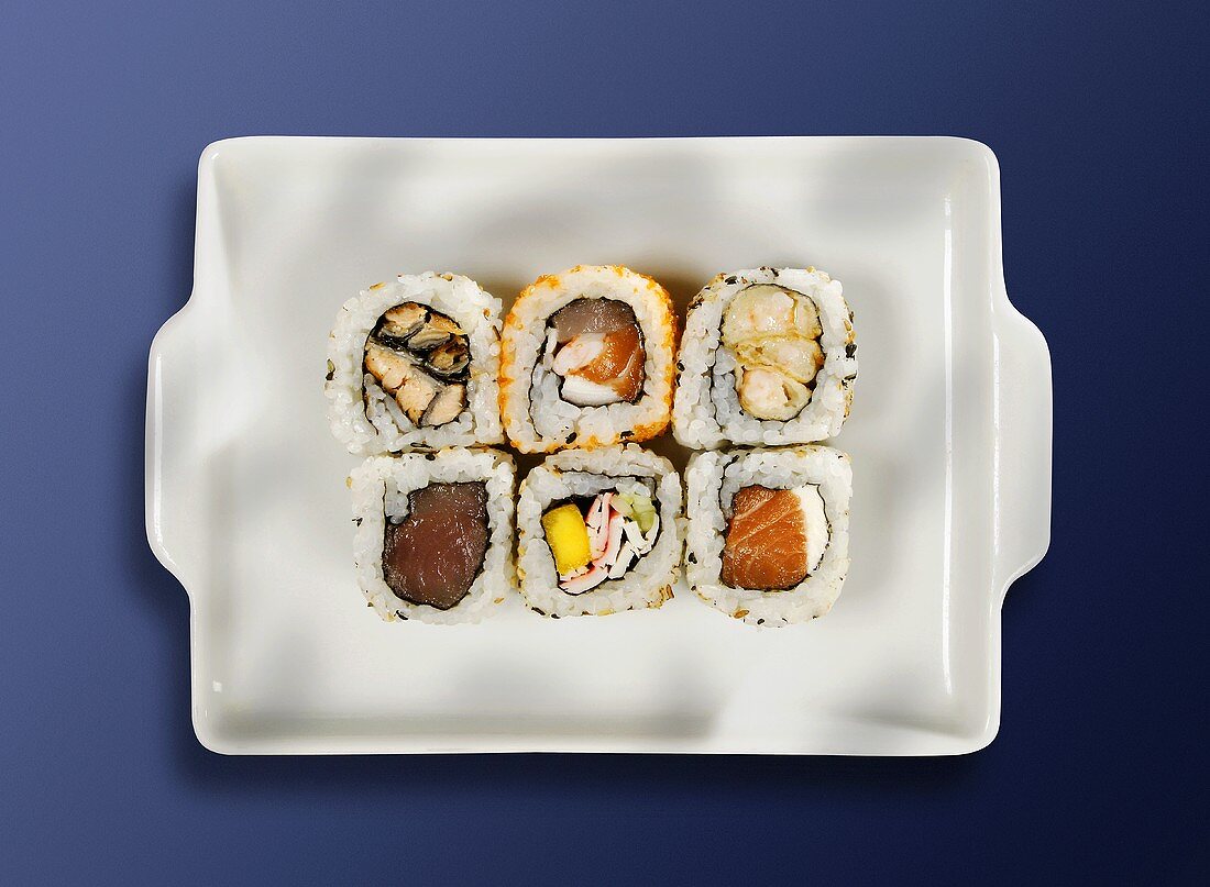 Verschiedene Maki-Sushi auf einer Platte