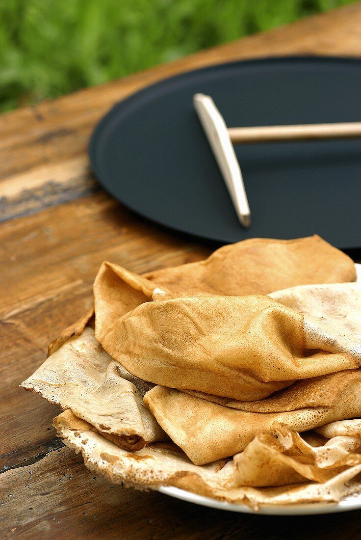 Frisch gebackene Crepes auf einem Teller