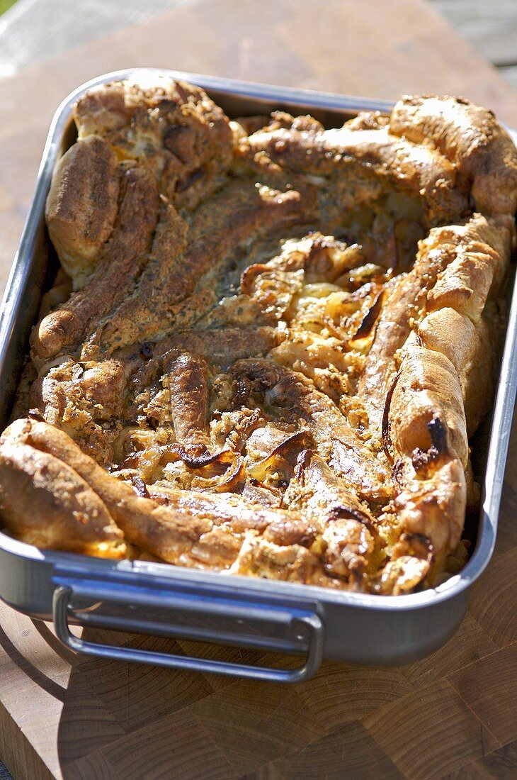 Toad in the hole (Bratwürstchen im Teig gebacken, England)