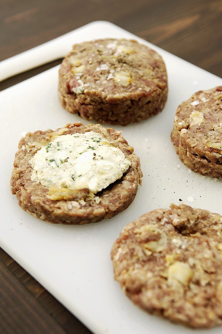 Burger mit gefüllten Frikadellen, Frikadellen füllen