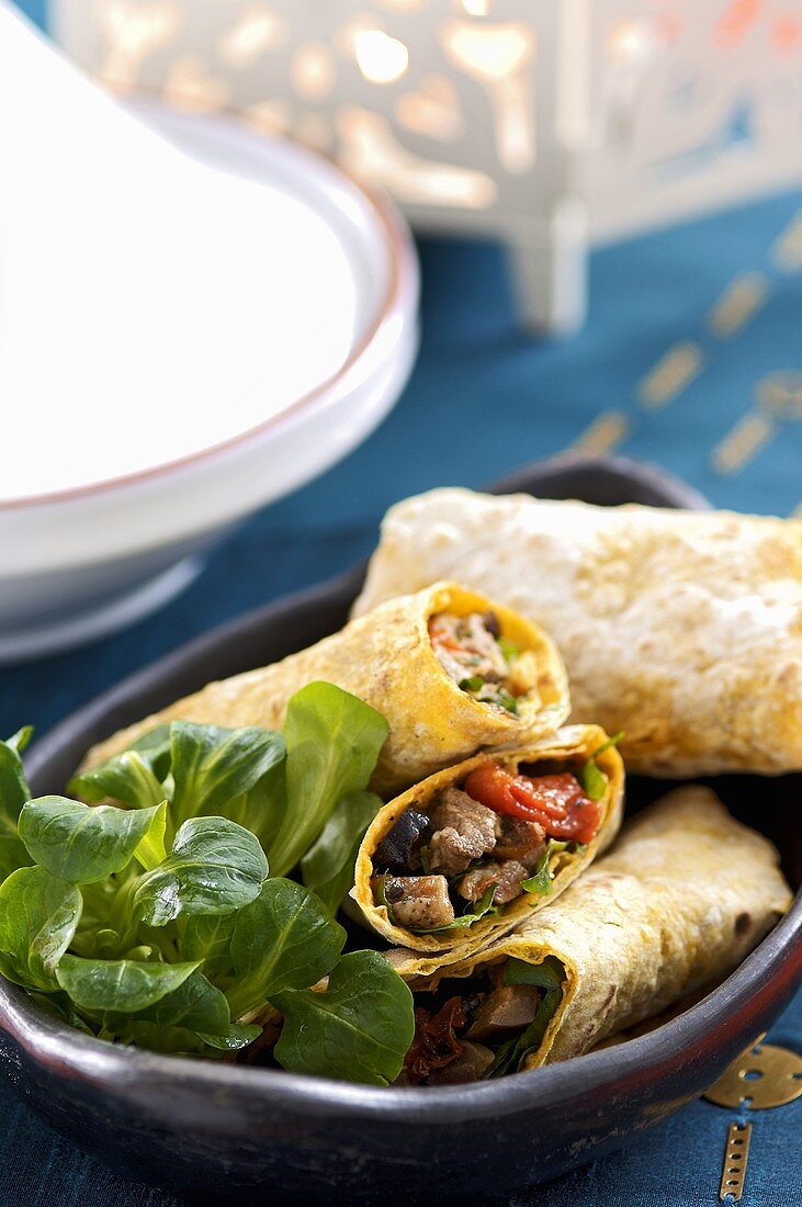 Lamb and pepper wraps with harissa (Morocco), in a bowl