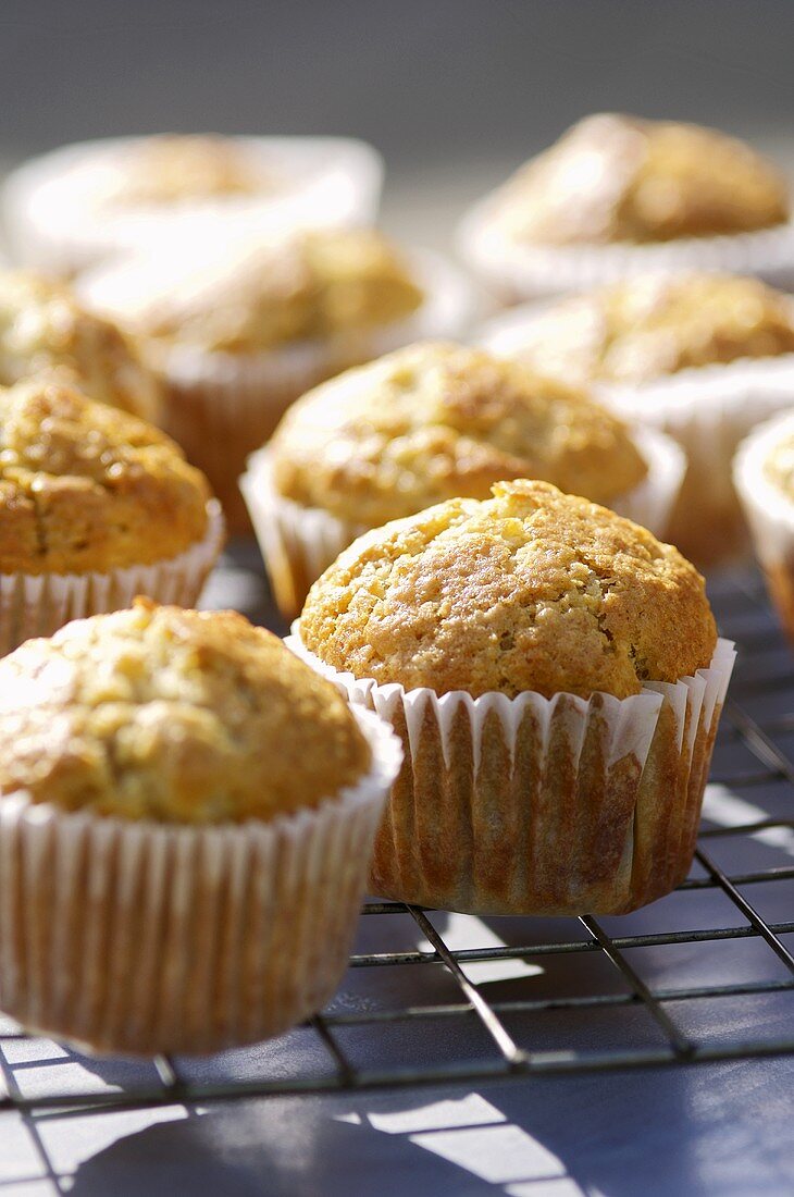 Bananen-Muffins auf einem Kuchengitter