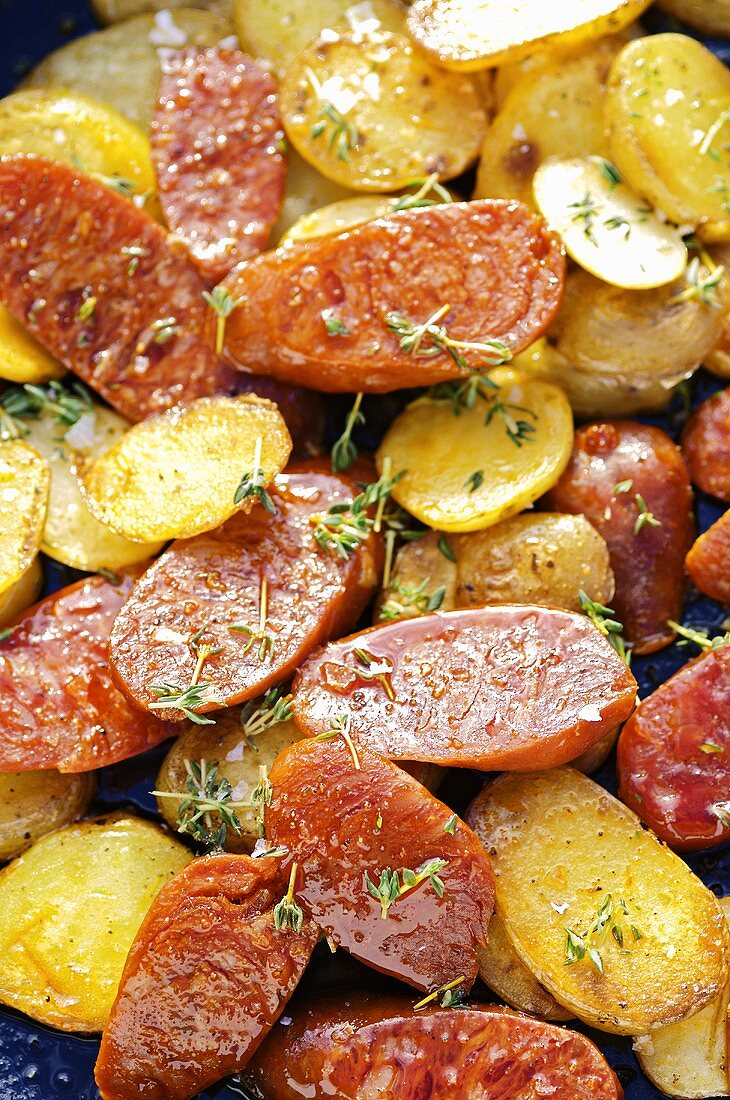 Chorizo-Kartoffel-Salat; Kartoffeln und Wurst anbraten