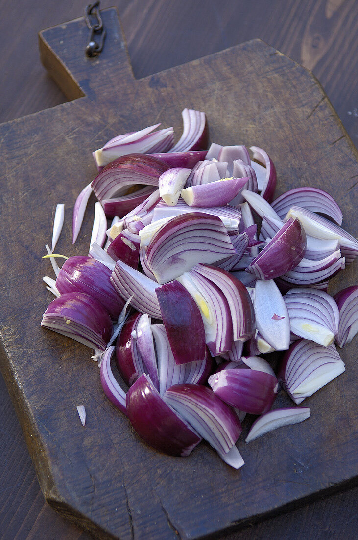 Making onion sauce