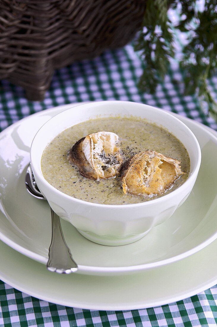 Broccoli soup with Stilton croutons