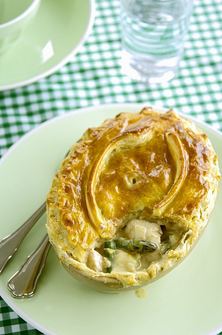 Chicken pie with green asparagus