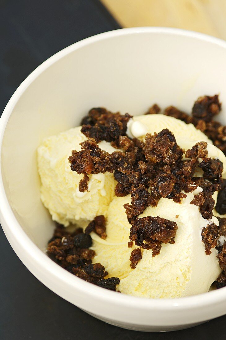 Vanilla ice cream with Christmas pudding