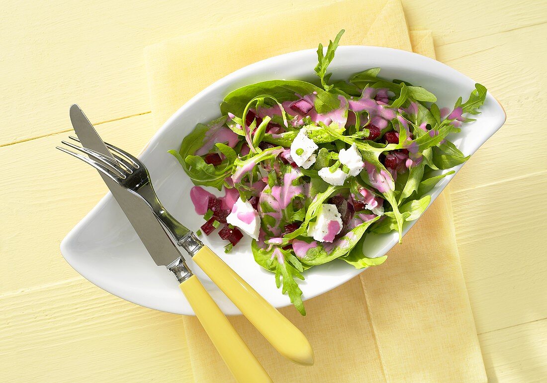 Rocket and spinach salad with beetroot