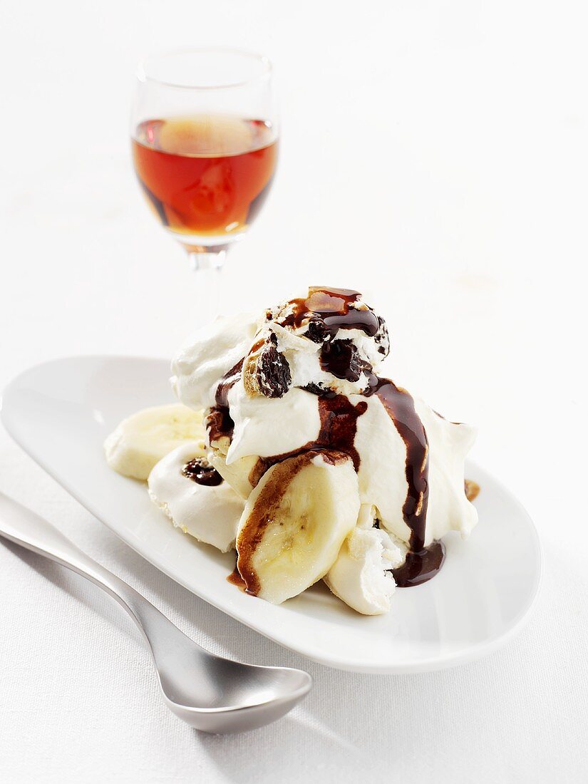 Ice cream with meringue, banana and chocolate sauce