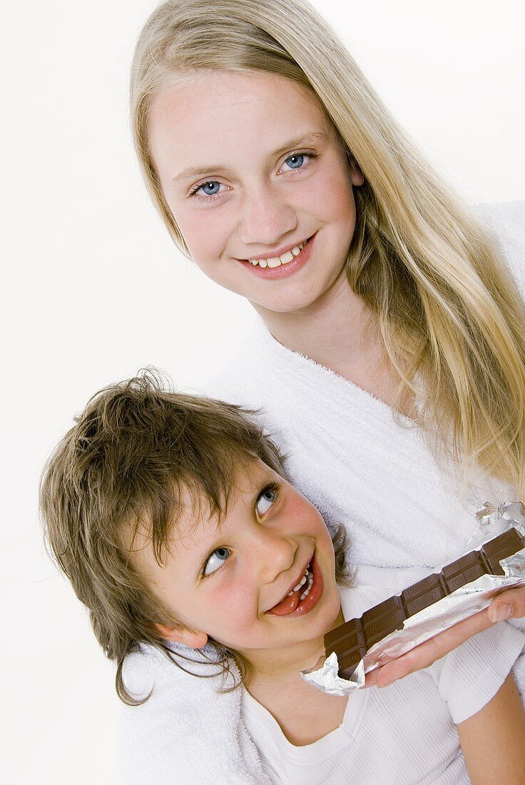 Zwei Kinder mit einer Tafel Schokolade