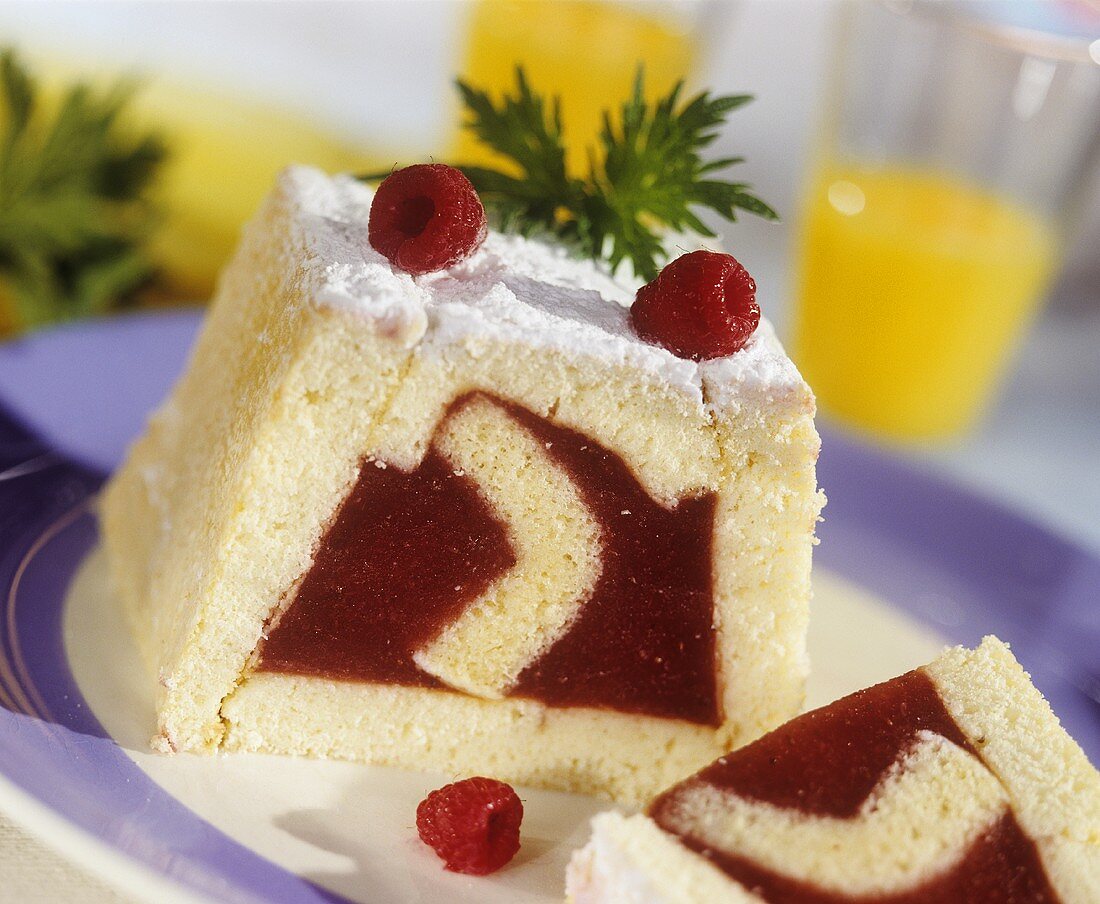 Sponge cake with fruit filling