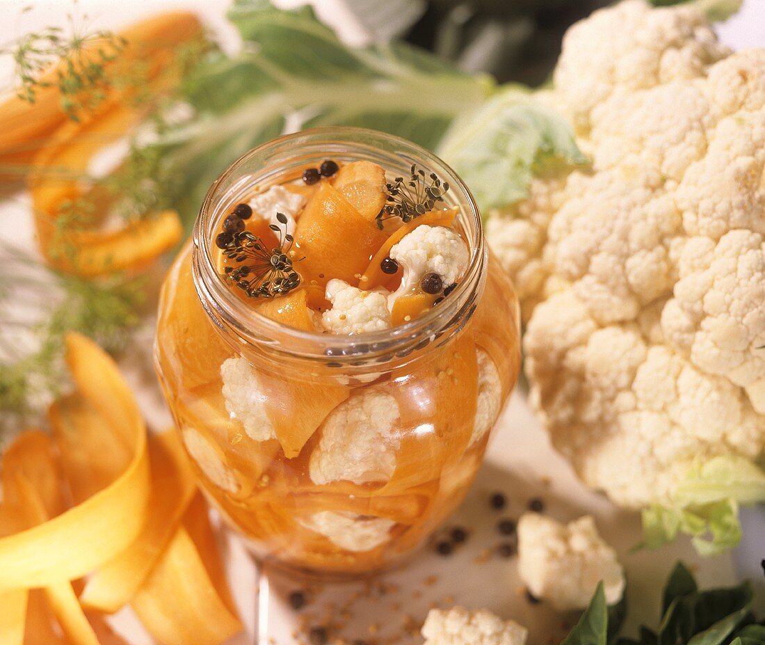 Karotten und Blumenkohl in Essig im Einmachglas