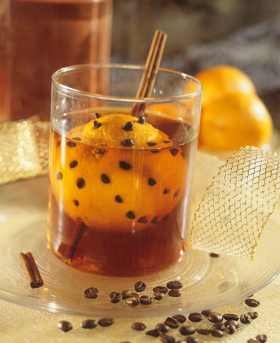 Orangen-Kaffee-Likör mit gespickter Orange