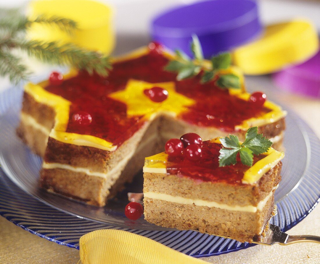 Sternförmiger Cranberrykuchen mit Cremefüllung