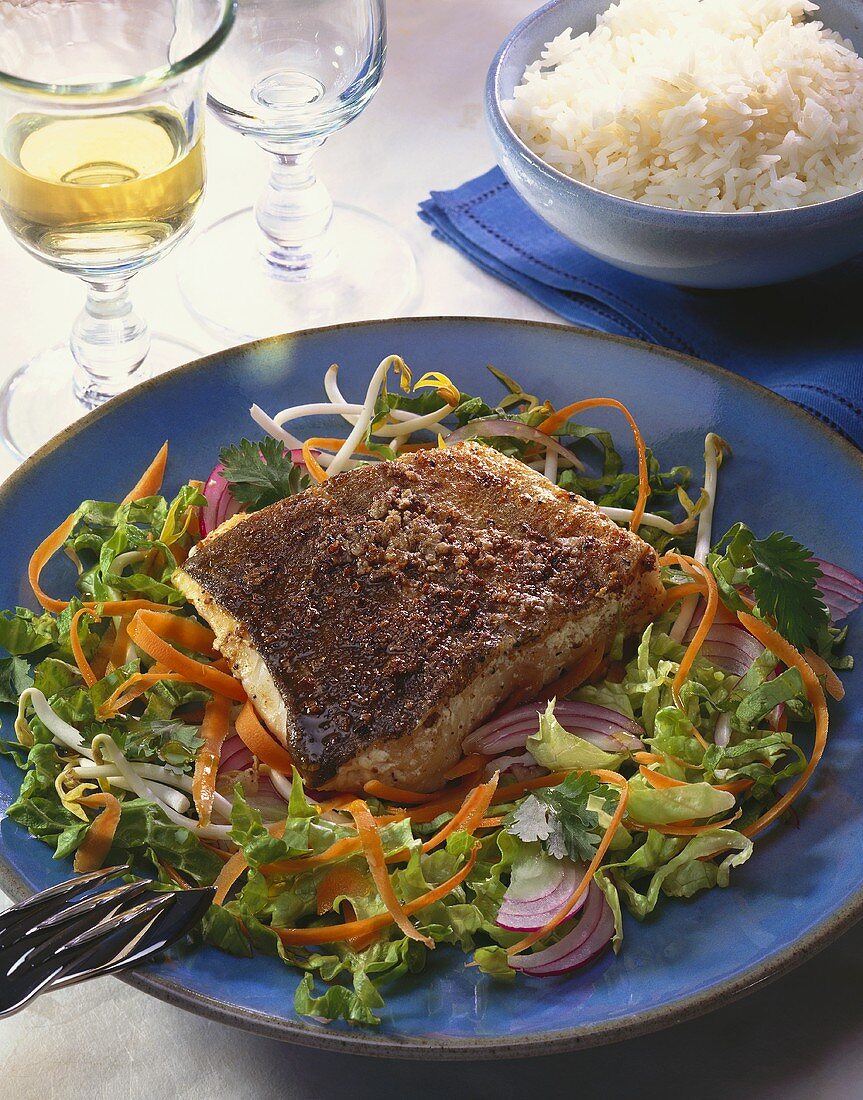 Kabeljau mit würziger Kruste auf Salat