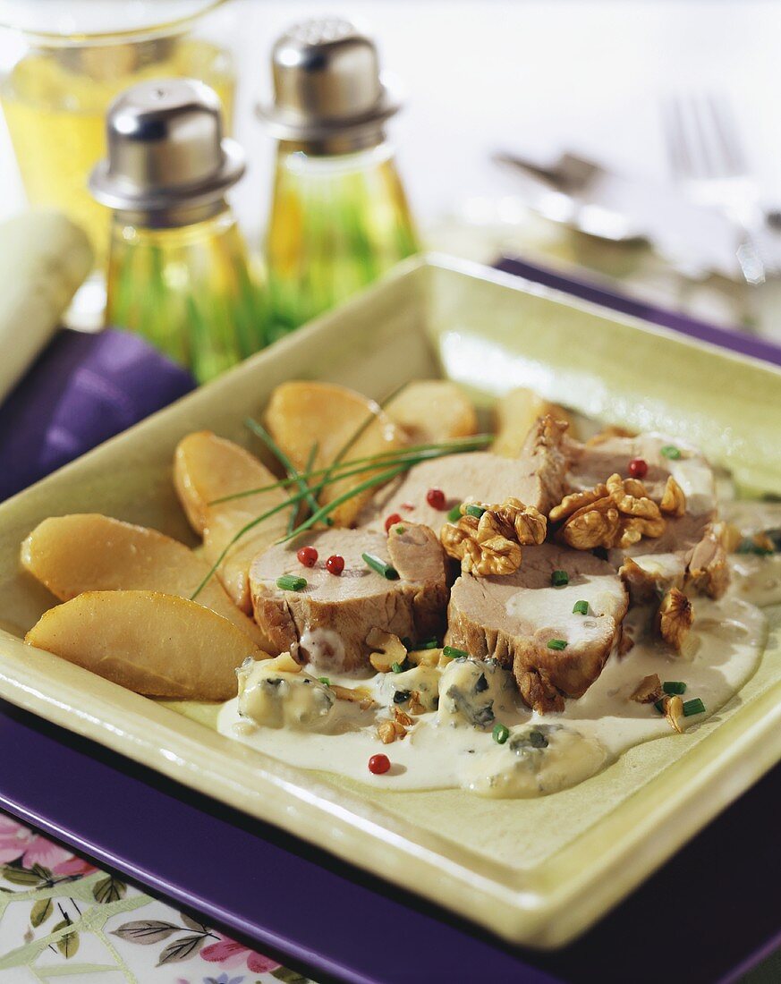 Pork fillet with blue cheese, pears and walnuts