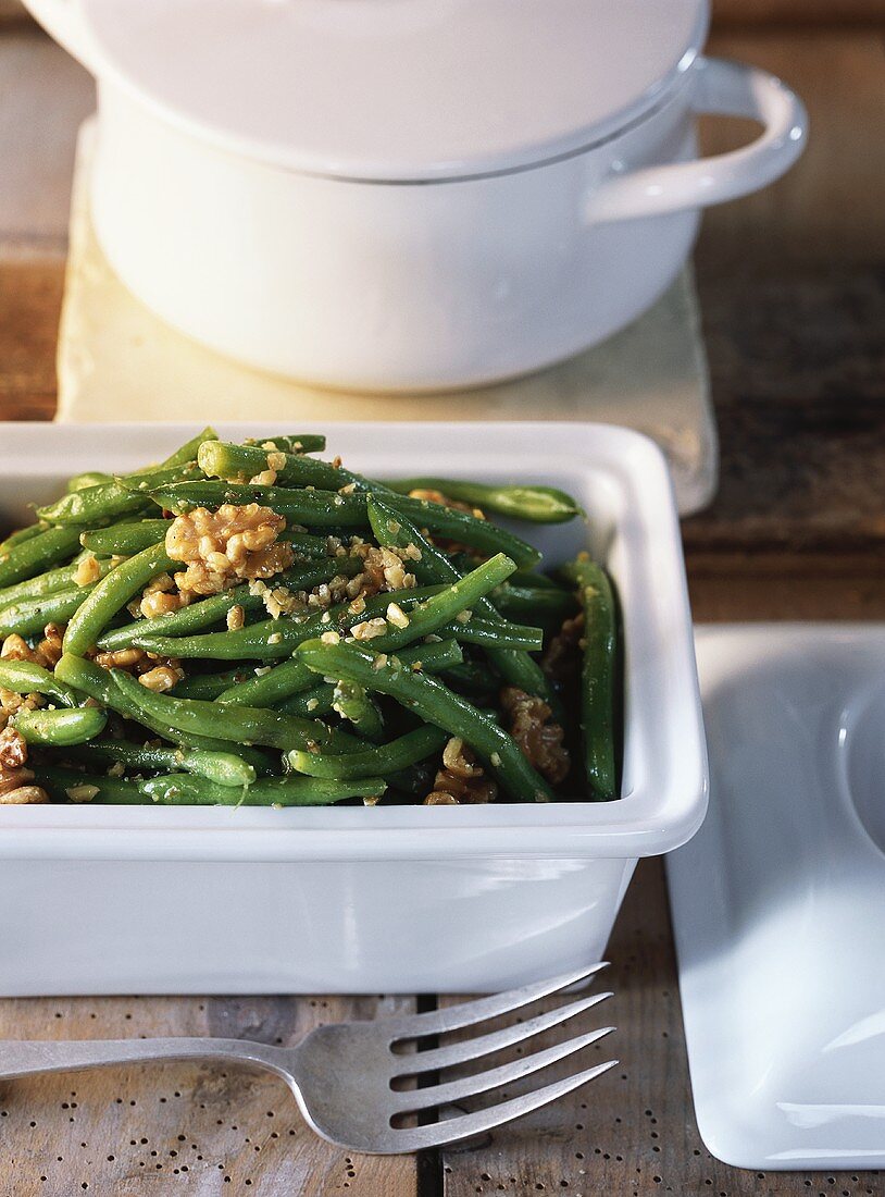 Green beans with walnuts