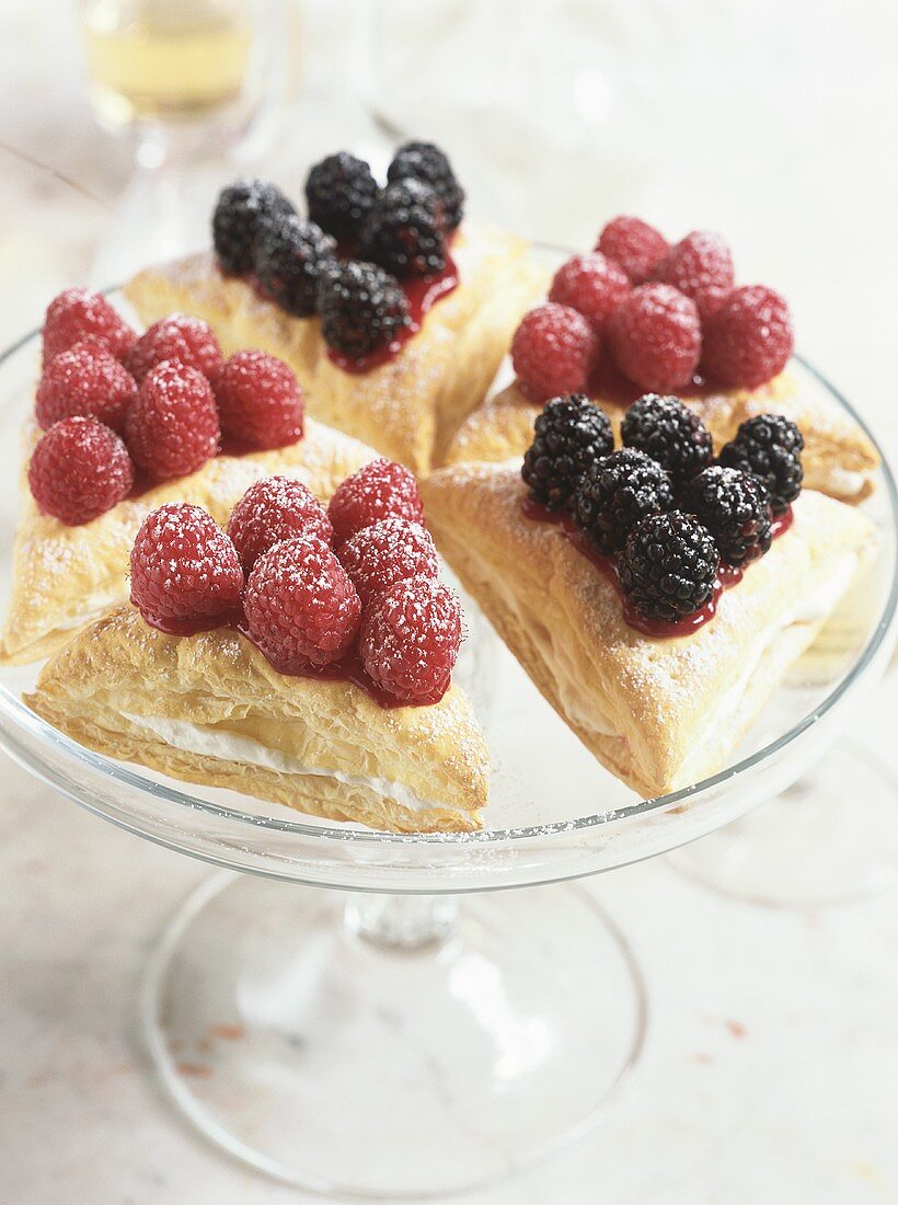 Gefülltes Blätterteiggebäck mit Himbeeren und Brombeeren