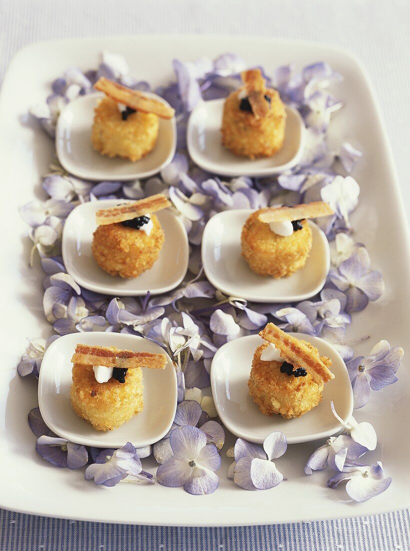 Mini Crab Cakes mit saurer Sahne, Kaviar und Speck