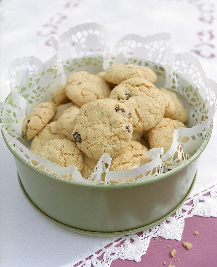Oat biscuits with raisins