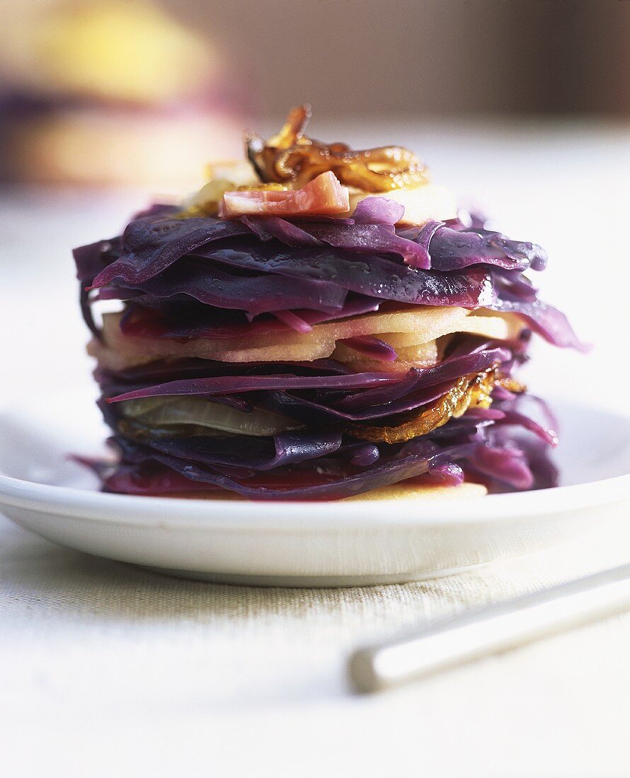 Red cabbage and apple tower