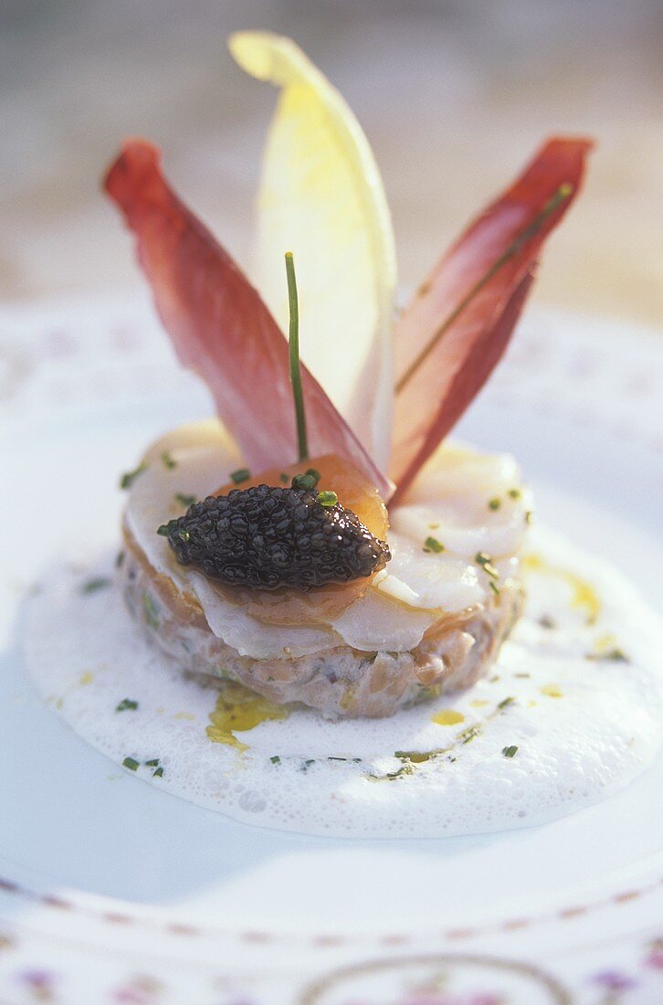 Lachstartar mit Kaviar