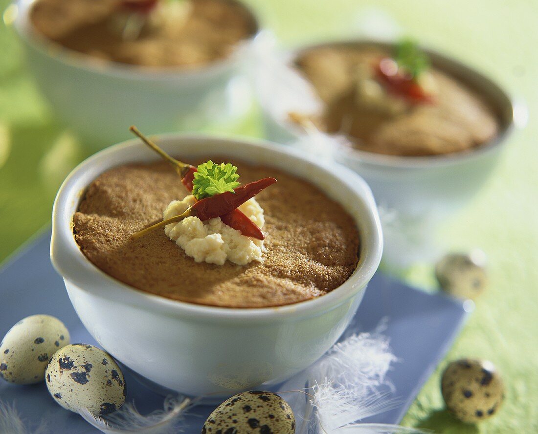 Gebackene Geflügelpastete mit Meerrettich und Chilies