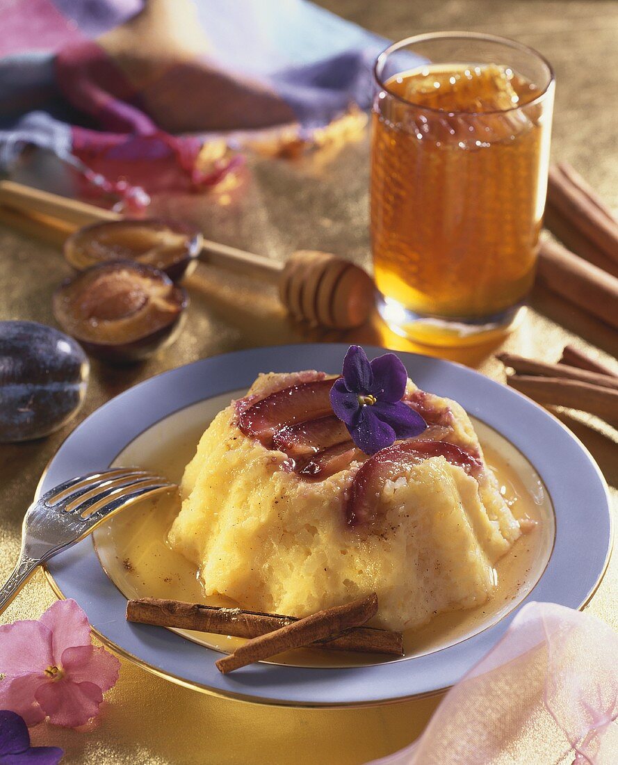 Reispudding mit Pflaumen und Honigsauce