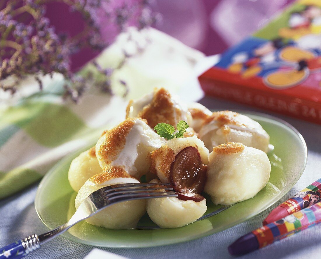 Zwetschgenknödel mit Butter und Brösel