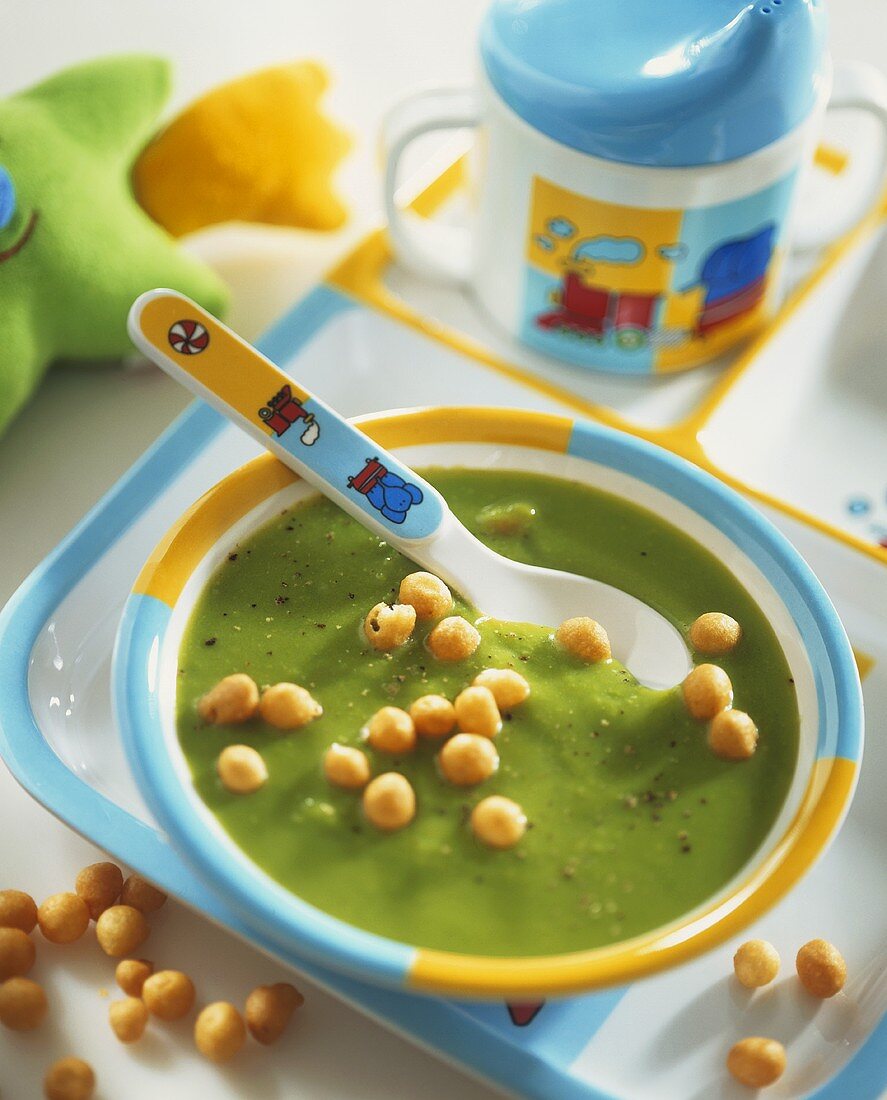 Creamy pea soup with soup pearls