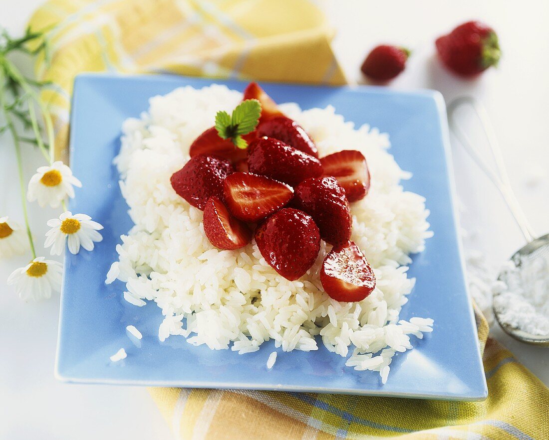 Gekochter Reis mit Erdbeeren