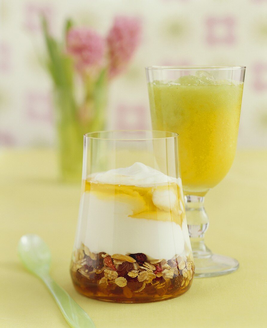 Früchtemüsli mit Joghurt und Honig & Fruchtcocktail