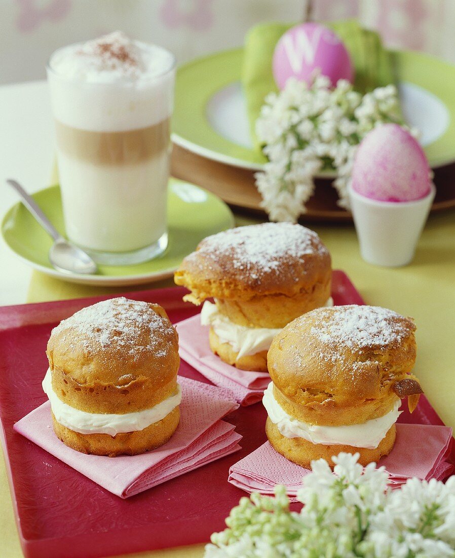 Scones gefüllt mit Sahnecreme & Latte macchiato