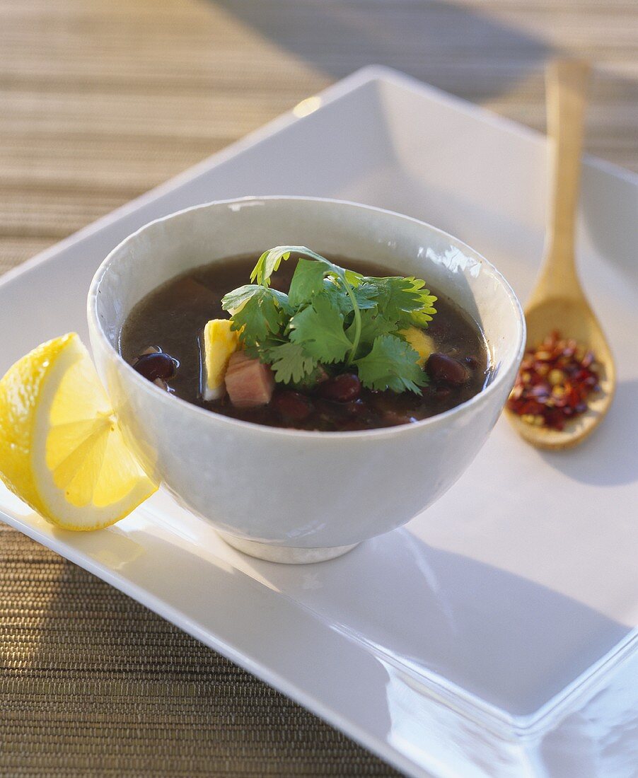 Bohnensuppe mit Schinken und gekochtem Ei