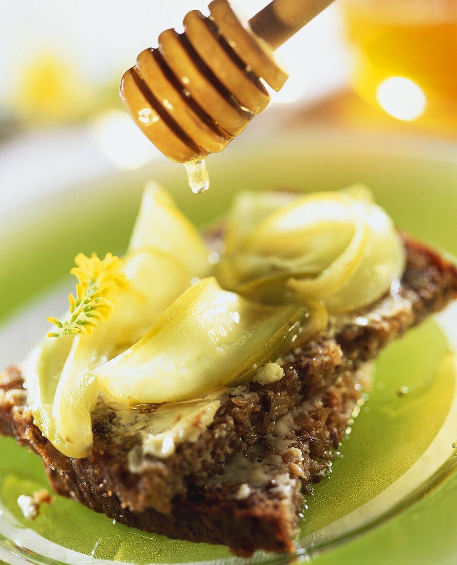 Vollkornbrot mit eingelegten Gurken und Honig